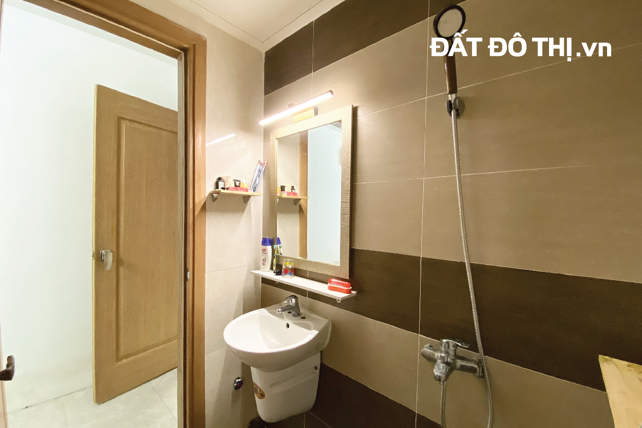 Phòng tắm căn hộ sạch sẽ và lắp thiết bị vệ sinh cao cấp